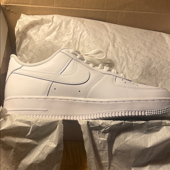 Nike Air Force 1 '07 White Low Tops! - Picture 1 of 5